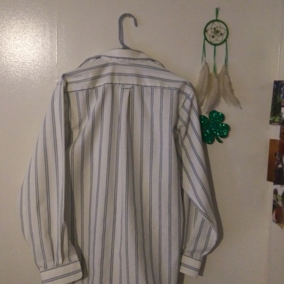 🎉Mens button down top🎉 - Picture 2 of 3